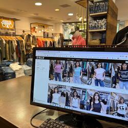 ESTRENA WEB! 🖥️
Estem molt emocionats de compartir amb vosaltres una gran novetat: la nostra nova web ja és una realitat!

Dissenyada amb cura i pensada per oferir-vos una experiència de compra fàcil, segura i inspiradora. Descobreix les últimes col·leccions, novetats i promocions exclusives només a un clic de distància.

Visita’ns a www.dellvic.com i sigues dels primers a gaudir de la nova experiència online! Durant el mes de Maig tots els enviaments seran gratuïts 🛍️

Gràcies per formar part d’aquesta aventura. Això tot just comença!

#letempsdescerisesvic #ltcvic #vic #dellvic #estil #streetwear #viccomerç